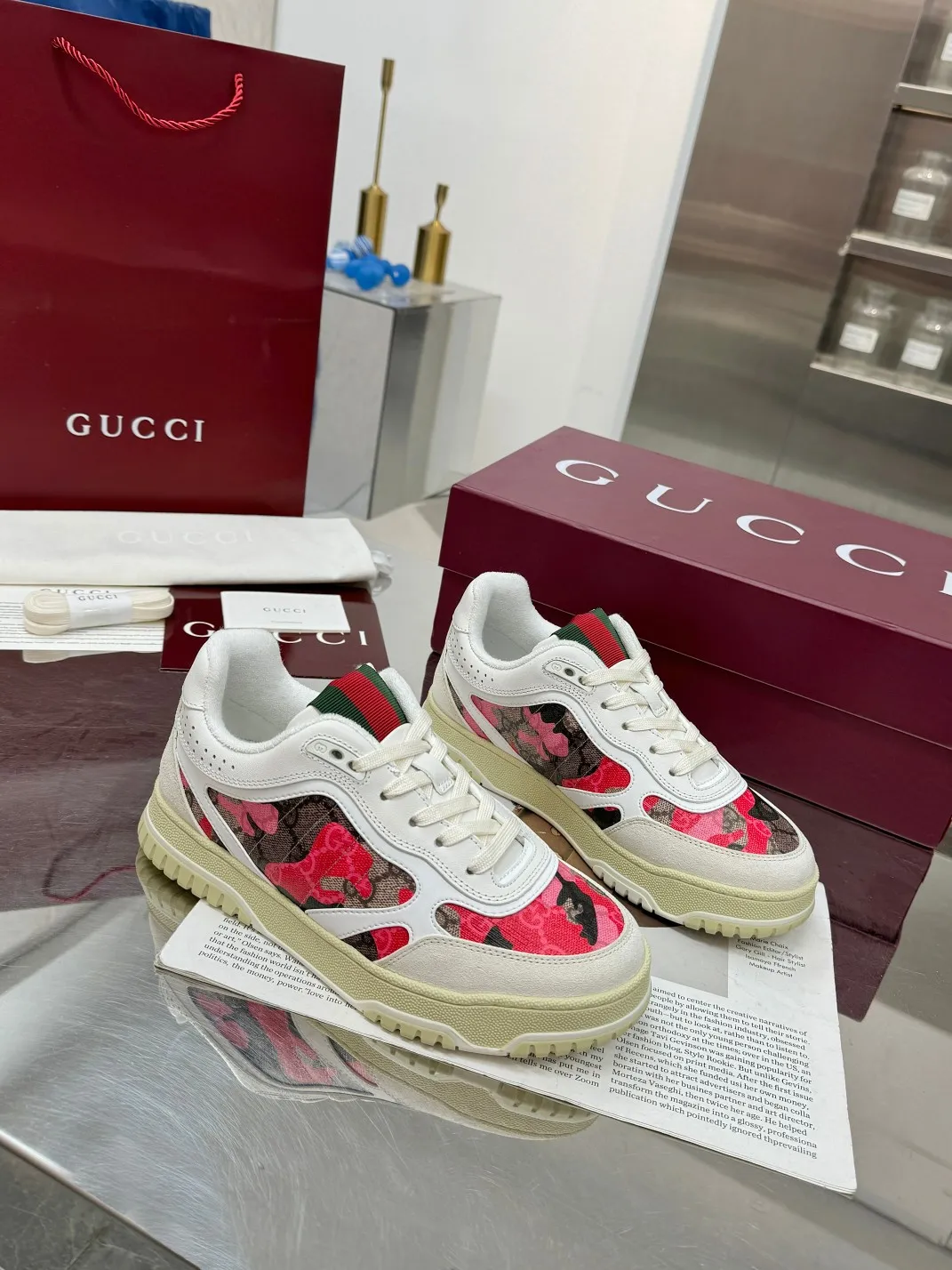 Men's Men's Shoes 💰640 Gucci Gucci's latest hot-selling series of high and low-top distressed couple sneakers are shipped. The originals are purchased, developed and manufactured. This high-low top sneaker adopts a basketball-style silhouette design, cleverly integrated with hollow panels and distressed effects, showing its unique ingenuity. The ingenuity incorporates brand logo details such as interlocking Double G styling accessories and Gucci lettering, a low-key tribute to the brand's design heritage.  ▪️ Fabric: Original customized imported first-layer cowhide ▪️ Lining: Sweat-absorbent and deodorant towel lining ▪️ Sole: Original molded TPU sole ▪️ Sole thickness: 3cm ▪️ Size: 36-40 (35 women 41 custom-made